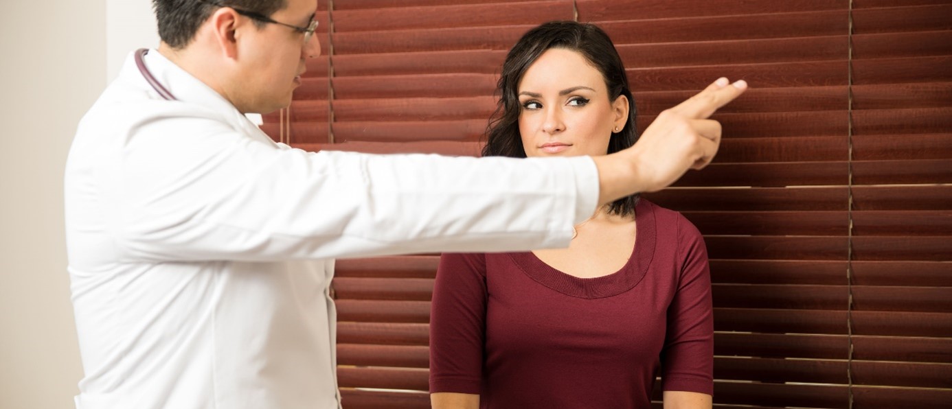 Therapeut hält in der EMDR-Traumatherapie Finger hoch, die die Patientin mit ihren Augen verfolgt