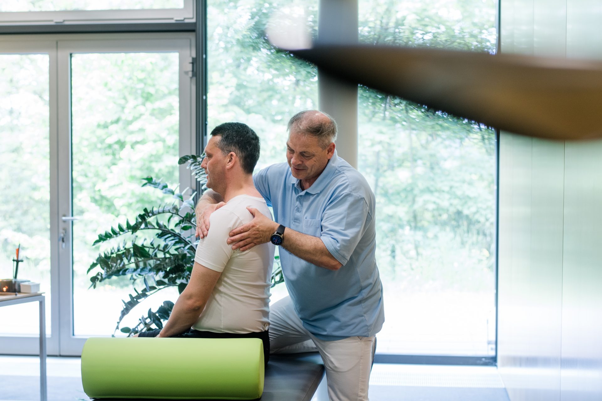 Therapeut behandelt Patienten an Schulter