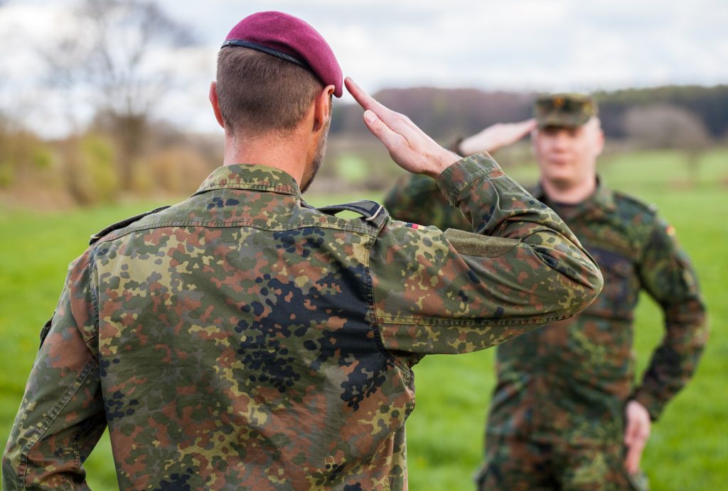 Zwei Soldaten salutieren sich gegenseitig zu