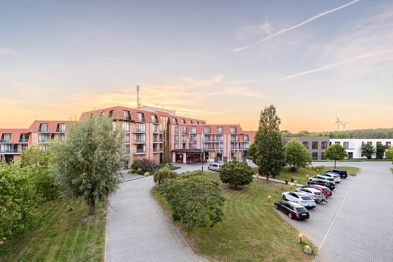 Vincera Klinik Spreewald in der Außenaufnahme mit Umgebung und Parkplatz