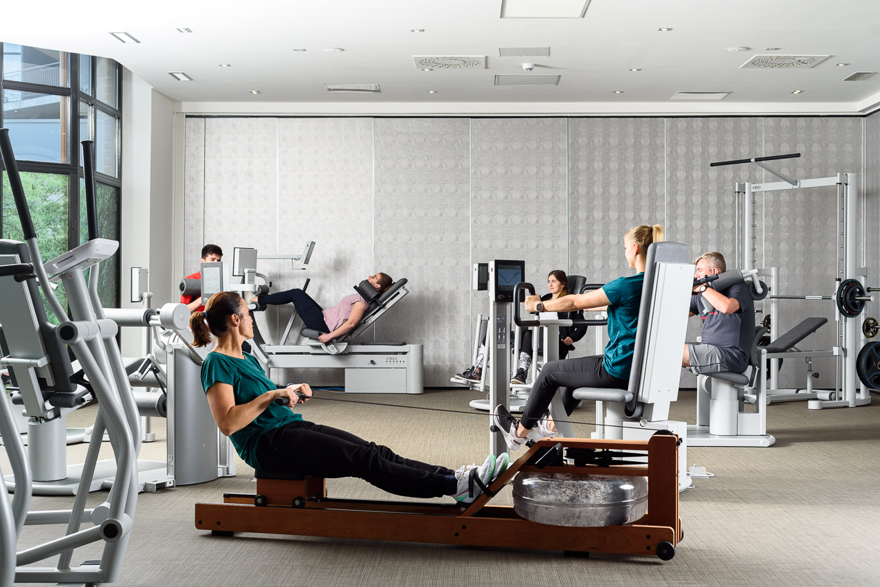 Patienten nutzen den Fitnessraum in der Vincera-Klinik Spreewald
