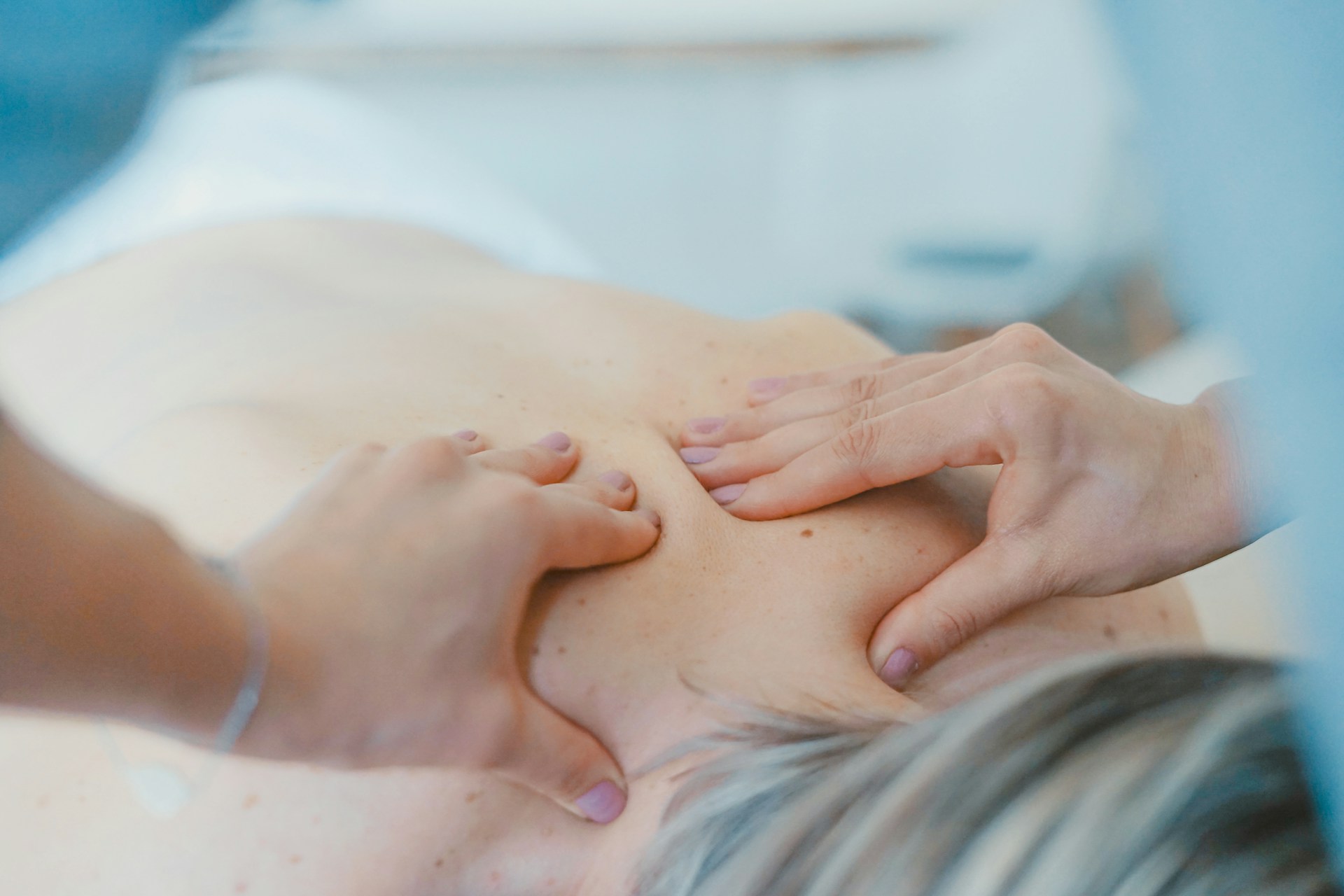 Massage des oberen Rückens und Nackenbereichs